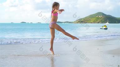 可爱的快乐女孩什么有趣的白色海滩日落慢运动视频
